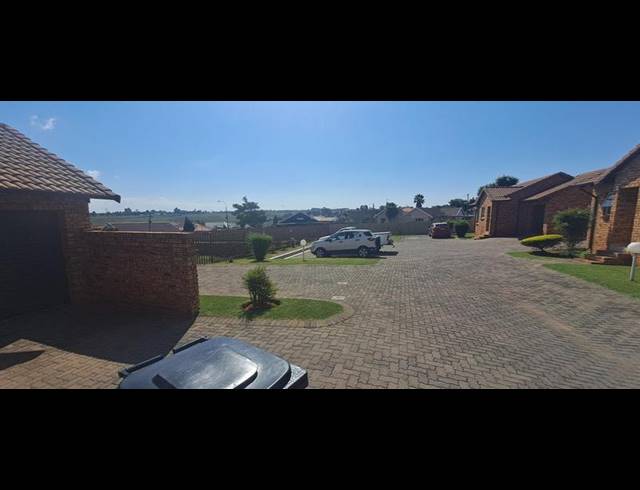 3 BEDROOM TOWNHOUSE FOR SALE IN WITPOORTJIE